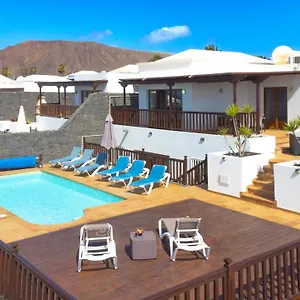 https://casa-laura-vista-lobos-spacious-villa-with-pool-and-sea-views.in-canary-islands.com